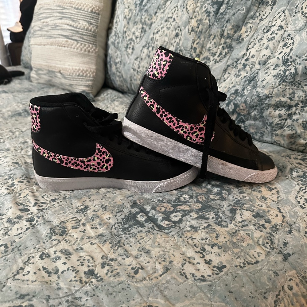 Nike girls shoes, hot pink cheetah print size 6Y
